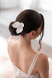 Orchidea hajtű esküvői hajdísz